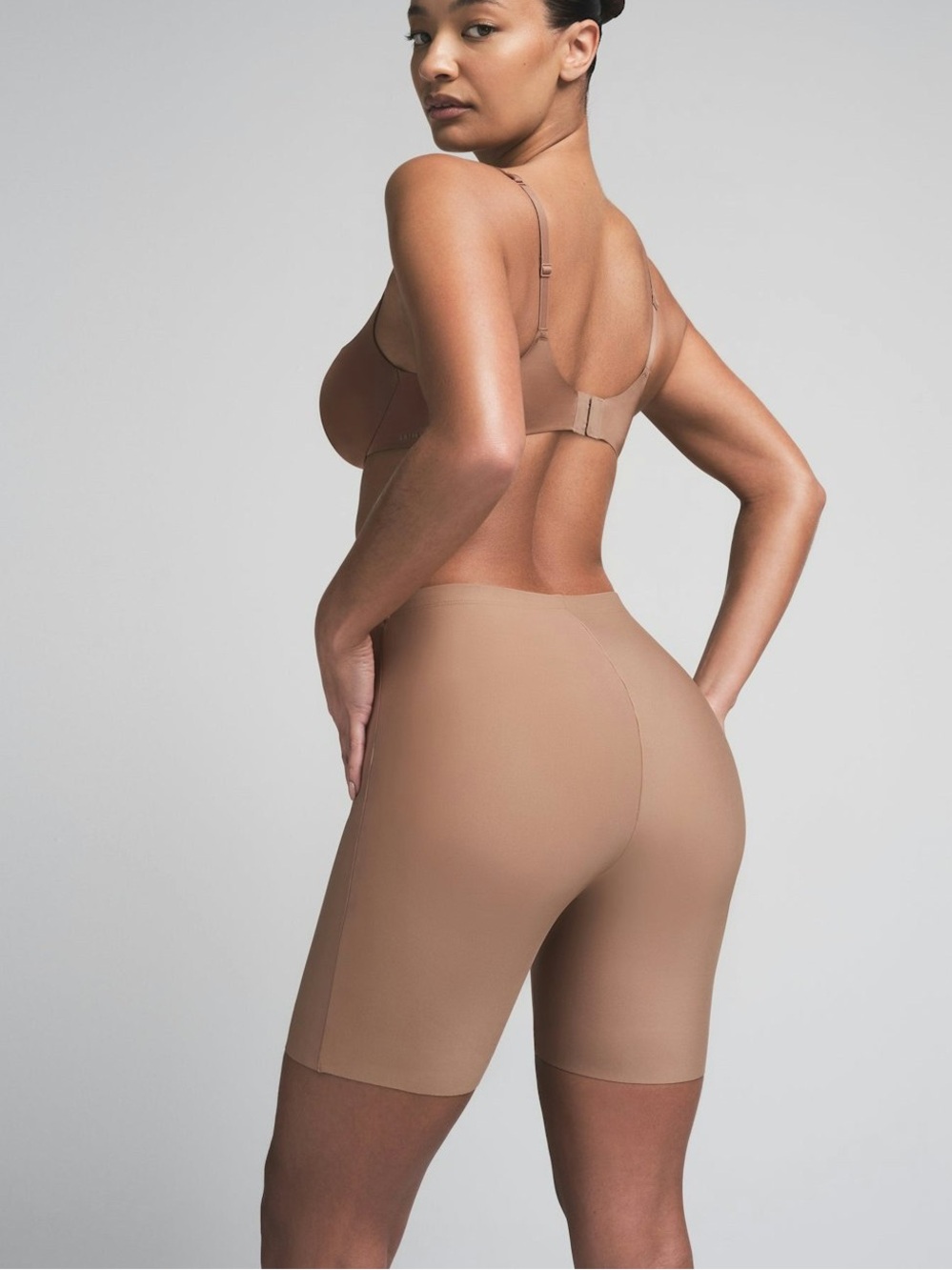 Skims  body butt enhancing short,color clay
